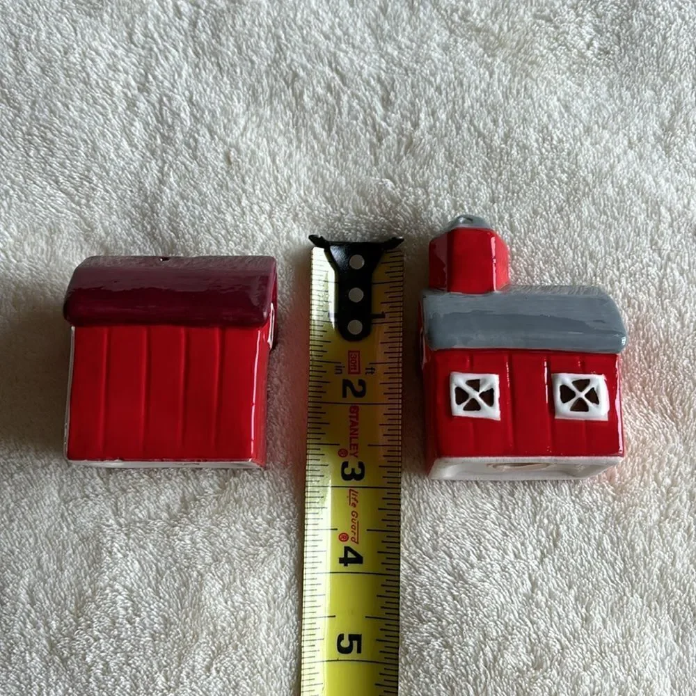 Vintage Red Barn Farm‎ House Salt & Pepper Shakers